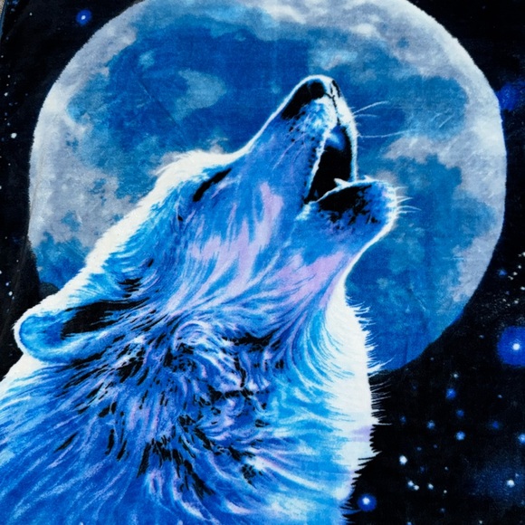 The Northwest Co. Fleece Throw Blanket Blue Moon Wolf 60” x 48” - Picture 2 of 6